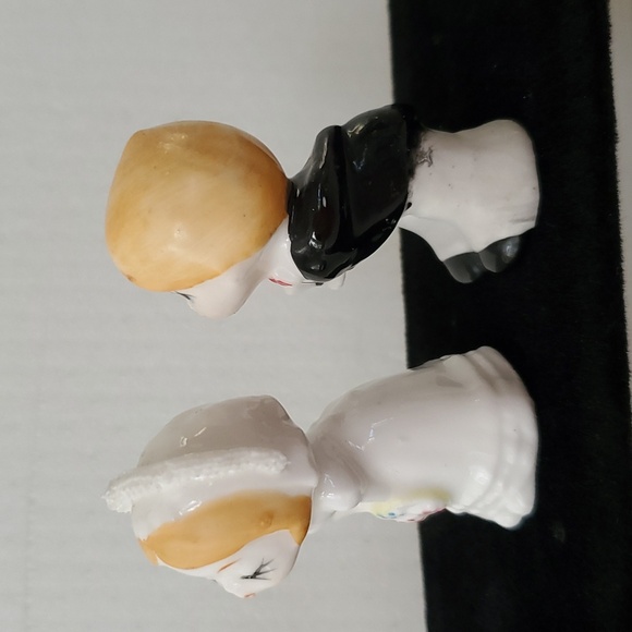 Vintage Dan Brechner Miniature Kissing Bride and Groom Figurines - Picture 2 of 10